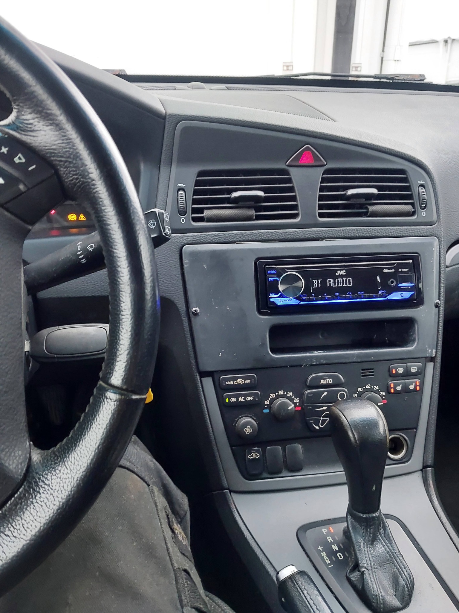 Instrumentpanel med monterad Bluetooth-stereo